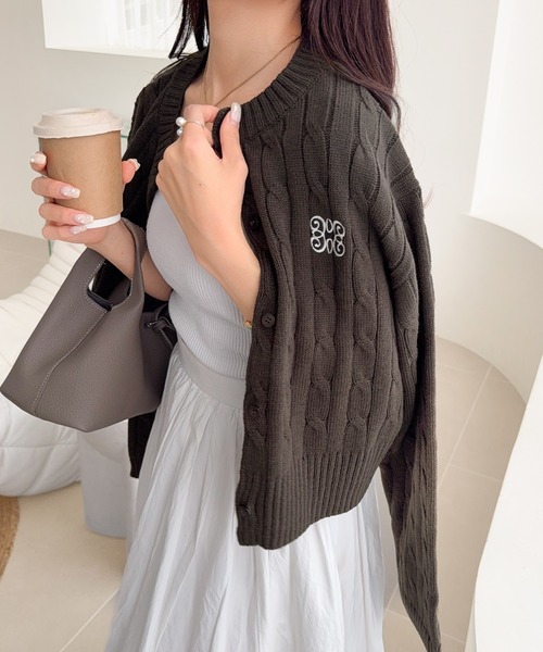 mily bilet(ミウィビレット)の「【mily bilet】ほんのり甘い新定番。胸刺繍ケーブル編みニットカーディガン(長袖)(カーディガン/ボレロ・レディース・バーガンディー/チャコールグレー/アイボリー・X-LARGE/SMALL/MEDIUM/LARGE)」の15枚目の写真