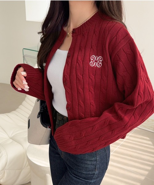 mily bilet(ミウィビレット)の「【mily bilet】ほんのり甘い新定番。胸刺繍ケーブル編みニットカーディガン(長袖)(カーディガン/ボレロ・レディース・バーガンディー/チャコールグレー/アイボリー・X-LARGE/SMALL/MEDIUM/LARGE)」の18枚目の写真
