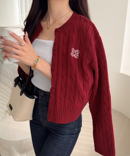 mily bilet(ミウィビレット)の「【mily bilet】ほんのり甘い新定番。胸刺繍ケーブル編みニットカーディガン(長袖)(カーディガン/ボレロ・レディース・バーガンディー/チャコールグレー/アイボリー・X-LARGE/SMALL/MEDIUM/LARGE)」の19枚目の写真