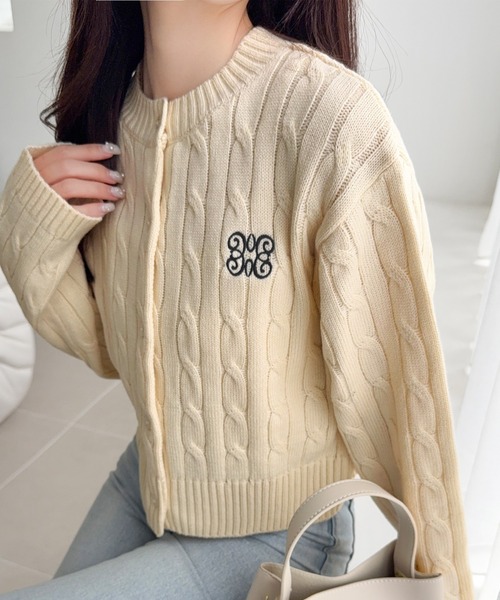 mily bilet(ミウィビレット)の「【mily bilet】ほんのり甘い新定番。胸刺繍ケーブル編みニットカーディガン(長袖)(カーディガン/ボレロ・レディース・バーガンディー/チャコールグレー/アイボリー・X-LARGE/SMALL/MEDIUM/LARGE)」の5枚目の写真