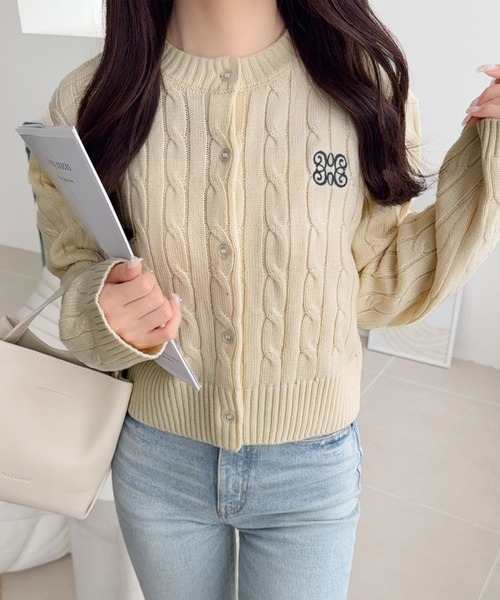 mily bilet(ミウィビレット)の「【mily bilet】ほんのり甘い新定番。胸刺繍ケーブル編みニットカーディガン(長袖)(カーディガン/ボレロ・レディース・バーガンディー/チャコールグレー/アイボリー・X-LARGE/SMALL/MEDIUM/LARGE)」の6枚目の写真