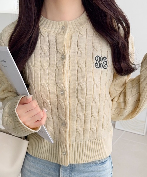 mily bilet(ミウィビレット)の「【mily bilet】ほんのり甘い新定番。胸刺繍ケーブル編みニットカーディガン(長袖)(カーディガン/ボレロ・レディース・バーガンディー/チャコールグレー/アイボリー・X-LARGE/SMALL/MEDIUM/LARGE)」の4枚目の写真