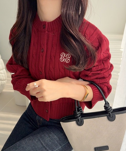 mily bilet(ミウィビレット)の「【mily bilet】ほんのり甘い新定番。胸刺繍ケーブル編みニットカーディガン(長袖)(カーディガン/ボレロ・レディース・バーガンディー/チャコールグレー/アイボリー・X-LARGE/SMALL/MEDIUM/LARGE)」の21枚目の写真