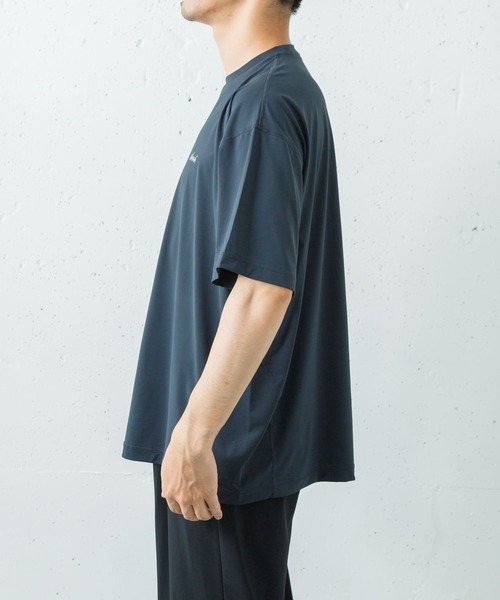 NANGA（ナンガ）の「『別注』NANGA×URBAN RESEARCH RASH GUARD SHORT-SLEEVE（Tシャツ/カットソー・メンズ・ブラック/チャコールグレー・LARGE/MEDIUM）」の4枚目の写真