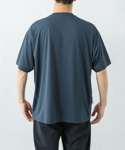 NANGA（ナンガ）の「『別注』NANGA×URBAN RESEARCH RASH GUARD SHORT-SLEEVE（Tシャツ/カットソー・メンズ・ブラック/チャコールグレー・LARGE/MEDIUM）」の5枚目の写真
