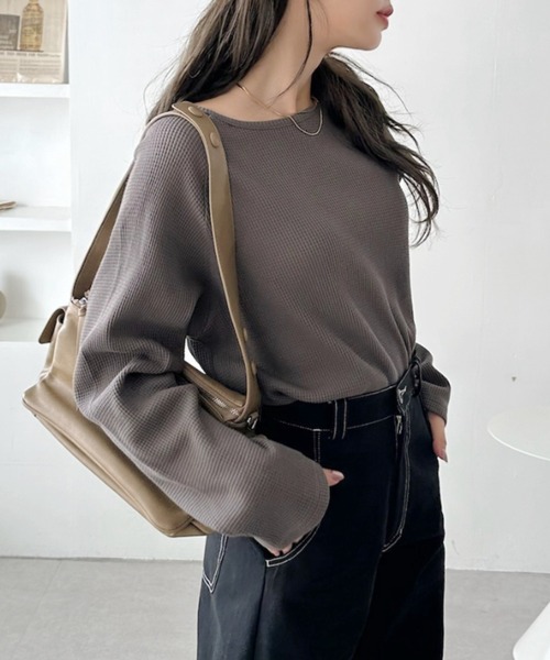 TREOVER(トレオーバー)の「《シンプルなのに拘りデザイン》ラグランスリーブ ワッフルプルオーバー(Tシャツ/カットソー・レディース・オフホワイト/杢グレー/チャコール/ダークグレー/ブラウン/ブラック/イエロー/ライトグレー/ピンク・FREE)」の4枚目の写真