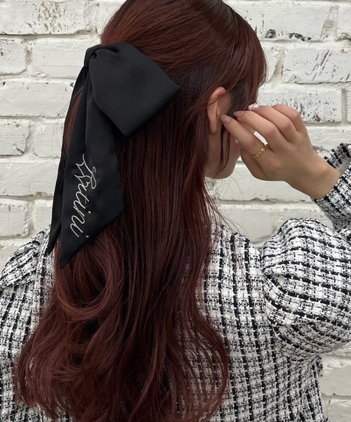 one after another NICE CLAUP（ワンアフターアナザーナイスクラップ）の「【Latini】刺繍ロゴ入りリボンバレッタ（バレッタ/ヘアクリップ・レディース・ブラック/アイボリー・FREE）」の3枚目の写真