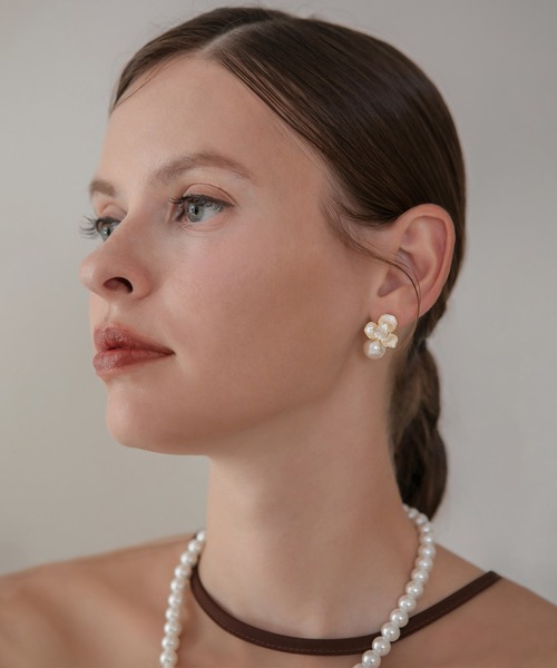 Leja(レジャ)の「【LEJA】フラワーモチーフパールコンビピアス結婚式 パーティー 成人式 二次会 同窓会 お呼ばれ オケージョン 20代 30代(ピアス(両耳用)・レディース・ホワイト・FREE)」の1枚目の写真
