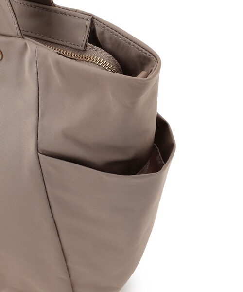 TOCCA(トッカ)の「ALINE NYLONTOTE ナイロントートバッグ(トートバッグ・レディース・ベージュ系/ネイビー系/ブラック系・F)」の10枚目の写真