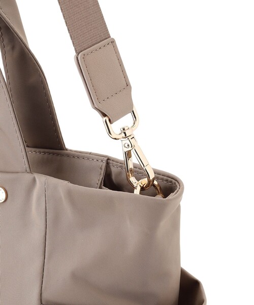 TOCCA(トッカ)の「ALINE NYLONTOTE ナイロントートバッグ(トートバッグ・レディース・ベージュ系/ネイビー系/ブラック系・F)」の4枚目の写真