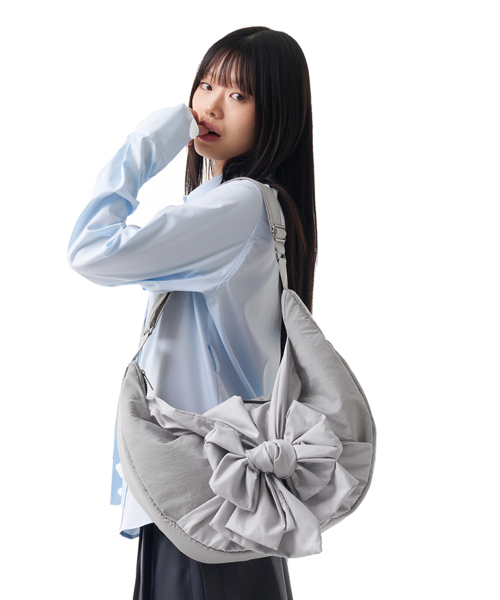 IUGAMAKARAS(イウガマカラス)の「Knotted Shoulder Bag (Nylon-Silver)(メッセンジャーバッグ・レディース・その他・FREE)」の3枚目の写真