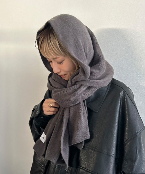 Kotoe(コトエ)の「【UNISEX】ソフトニット ボリュームマフラー(巻き方動画あり)(マフラー・レディース・グレー/ブラック/オフホワイト/レッド/ブラウン・FREE)」の4枚目の写真