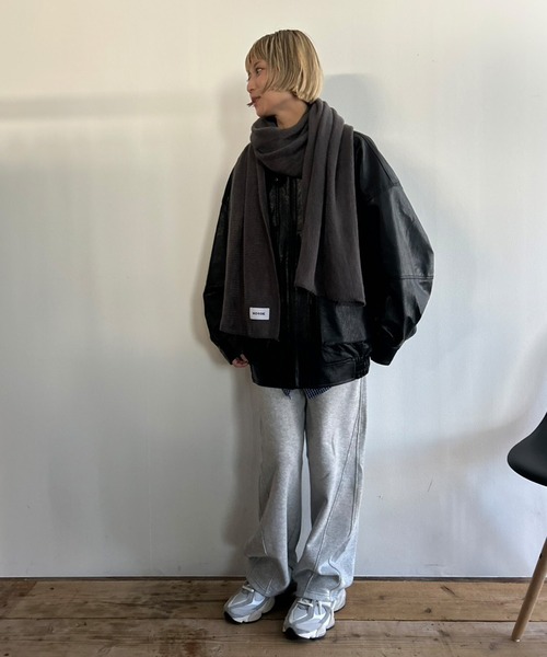 Kotoe(コトエ)の「【UNISEX】ソフトニット ボリュームマフラー(巻き方動画あり)(マフラー・レディース・グレー/ブラック/オフホワイト/レッド/ブラウン・FREE)」の8枚目の写真