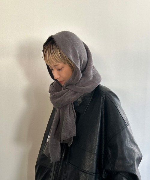 Kotoe(コトエ)の「【UNISEX】ソフトニット ボリュームマフラー(巻き方動画あり)(マフラー・レディース・グレー/ブラック/オフホワイト/レッド/ブラウン・FREE)」の6枚目の写真