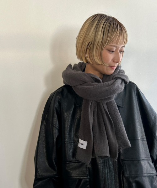 Kotoe(コトエ)の「【UNISEX】ソフトニット ボリュームマフラー(巻き方動画あり)(マフラー・レディース・グレー/ブラック/オフホワイト/レッド/ブラウン・FREE)」の9枚目の写真