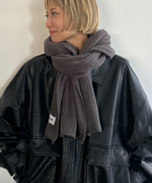 Kotoe(コトエ)の「【UNISEX】ソフトニット ボリュームマフラー(巻き方動画あり)(マフラー・レディース・グレー/ブラック/オフホワイト/レッド/ブラウン・FREE)」の7枚目の写真