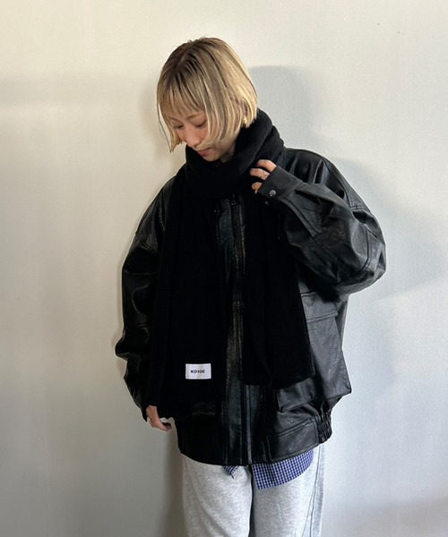 Kotoe(コトエ)の「【UNISEX】ソフトニット ボリュームマフラー(巻き方動画あり)(マフラー・レディース・グレー/ブラック/オフホワイト/レッド/ブラウン・FREE)」の17枚目の写真