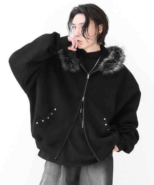 minsobi（ミンソビ）の「ファーフード スタッズジップパーカー（パーカー・メンズ・ブラック・FREE）」の2枚目の写真