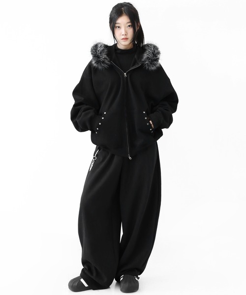 minsobi（ミンソビ）の「ファーフード スタッズジップパーカー（パーカー・メンズ・ブラック・FREE）」の3枚目の写真