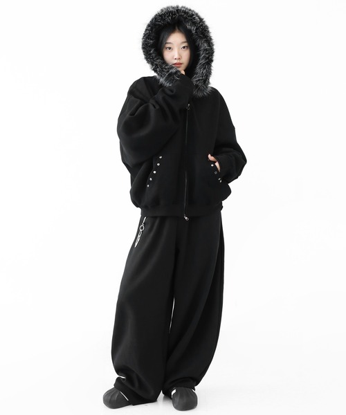 minsobi（ミンソビ）の「ファーフード スタッズジップパーカー（パーカー・メンズ・ブラック・FREE）」の5枚目の写真