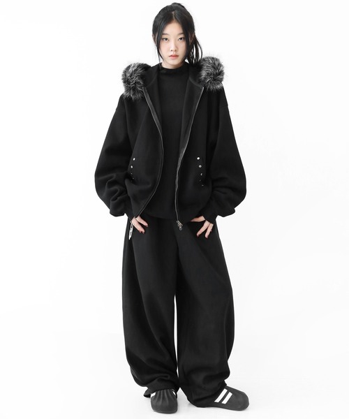 minsobi（ミンソビ）の「ファーフード スタッズジップパーカー（パーカー・メンズ・ブラック・FREE）」の4枚目の写真