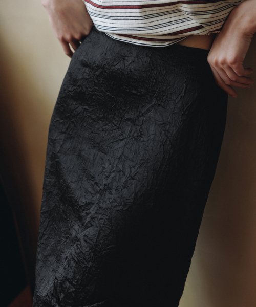 ANDNEEDS(アンドニーズ)の「Pin satin skirt (black)(スカート・レディース・その他・FREE)」の4枚目の写真