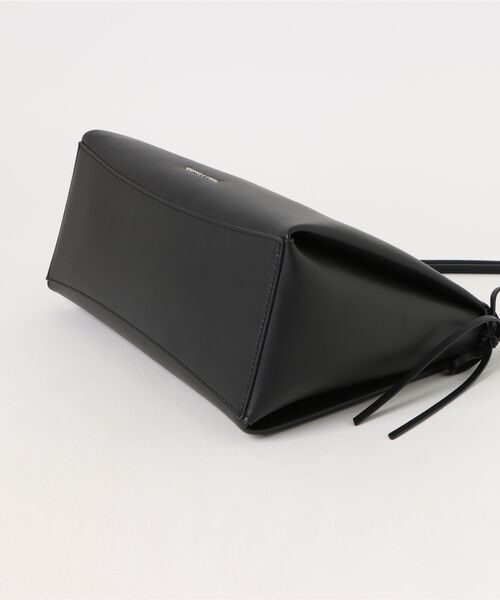 CHARLES & KEITH（チャールズ & キース）の「Hazel ヘーゼル ボウホーボーバッグ（ショルダーバッグ・レディース・スミクロ/クリーム・M）」の11枚目の写真