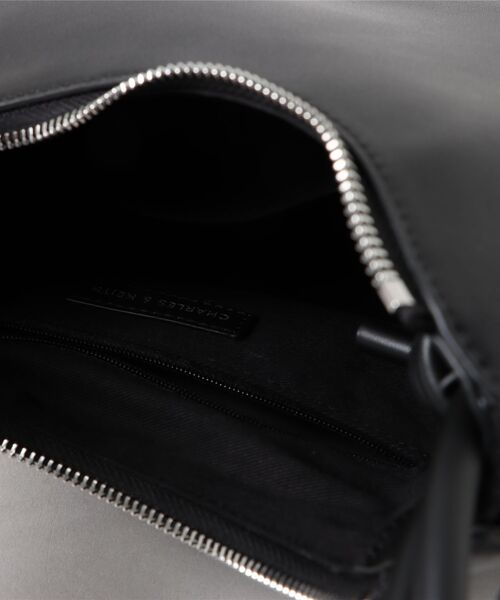 CHARLES & KEITH（チャールズ & キース）の「Hazel ヘーゼル ボウホーボーバッグ（ショルダーバッグ・レディース・スミクロ/クリーム・M）」の12枚目の写真