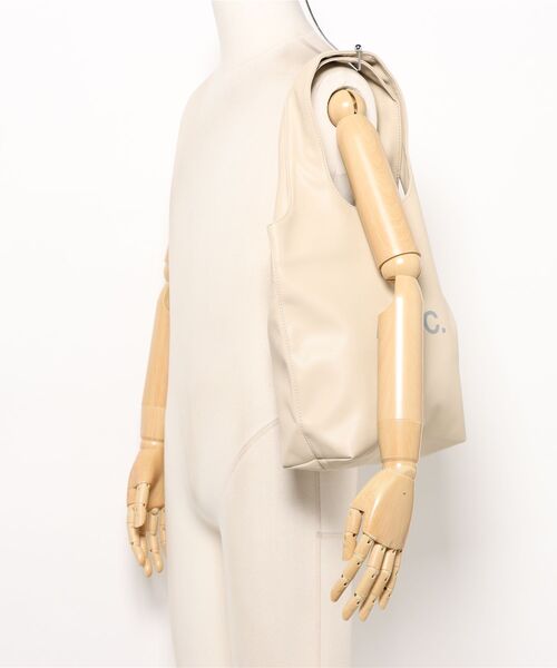 A.P.C.（アーペーセー）の「TOTE NINON SMALL（ショルダーバッグ・レディース・アイボリー・ONESIZE）」の2枚目の写真