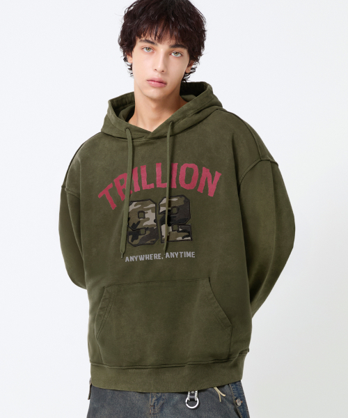 TRILLION(トリリオン)の「カモアプリケグラフィックオーバーサイズフードパーカー_ピグメントカーキ(パーカー・レディース・その他・M/L/XL)」の2枚目の写真