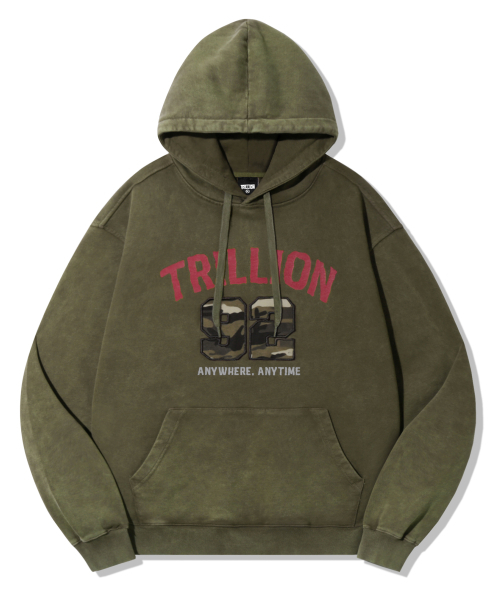 TRILLION(トリリオン)の「カモアプリケグラフィックオーバーサイズフードパーカー_ピグメントカーキ(パーカー・レディース・その他・M/L/XL)」の4枚目の写真