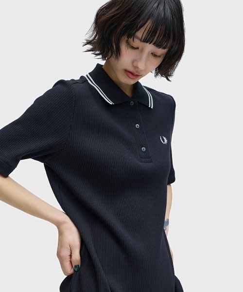 FRED PERRY（フレッドペリー）の「Ribbed Polo Dress／リブポロシャツワンピース（ワンピース・レディース・ブラック・10）」の4枚目の写真