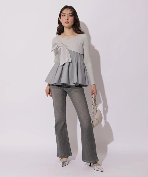 Apuweiser-riche(アプワイザーリッシェ)の「ポイントパーツフレアデニム(その他パンツ・レディース・ライトブルー/ネイビー/グレー・0/1/2)」の2枚目の写真