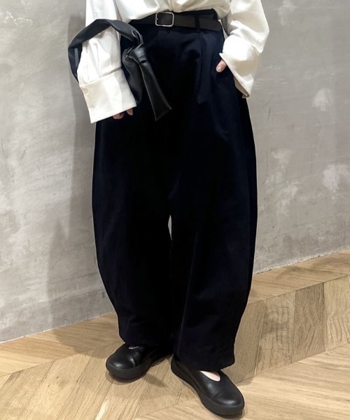 STYLEMIXER（スタイルミキサー）の「サイドタックフォルムパンツ（その他パンツ・レディース・ベージュ/ネイビー・SMALL/MEDIUM）」の2枚目の写真