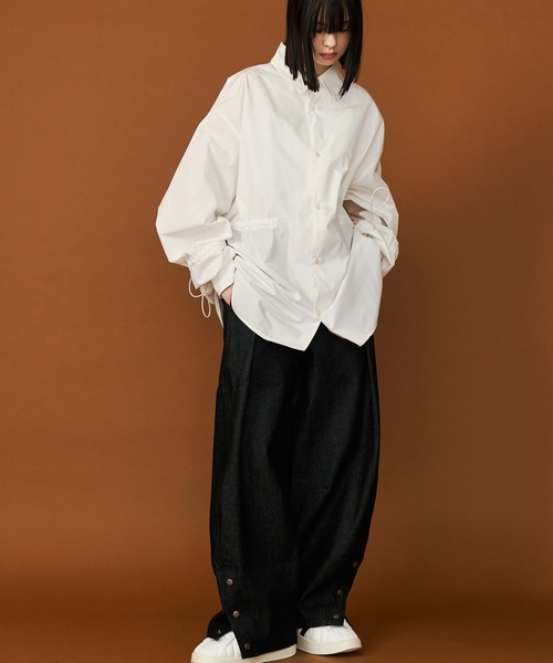 SeeSew(シーソー)の「【UNISEX】DENIM CURVE PANTS/デニムカーブパンツ(デニムパンツ・メンズ・ネイビー/ブラック・M/L)」の4枚目の写真