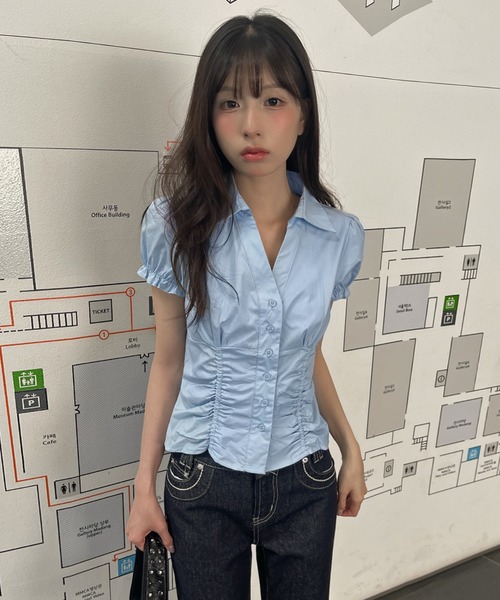 UNE MANSION(ユヌマンション)の「パフスリーブフロントダブルシャーリングⅤネックブラウス(シャツ/ブラウス・レディース・スカイブルー/ホワイト/チェック・FREE)」の2枚目の写真