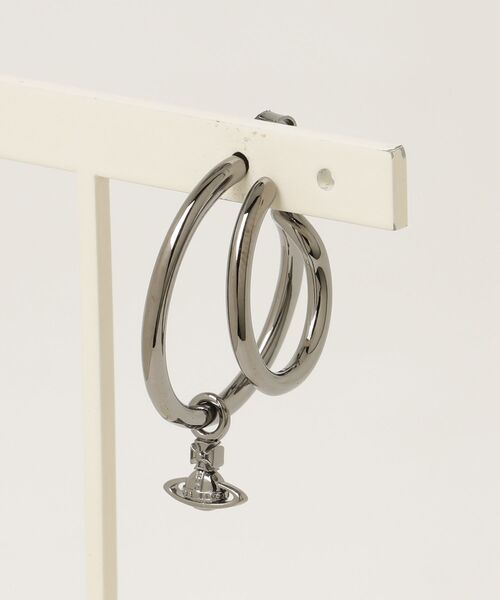 Vivienne Westwood MAN（ヴィヴィアンウエストウッドマン）の「MAN. RONDA SINGLE EARRING（その他・メンズ・ブラック/シルバー・FREE）」の2枚目の写真