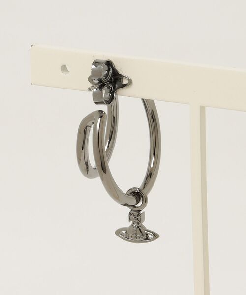 Vivienne Westwood MAN（ヴィヴィアンウエストウッドマン）の「MAN. RONDA SINGLE EARRING（その他・メンズ・ブラック/シルバー・FREE）」の3枚目の写真