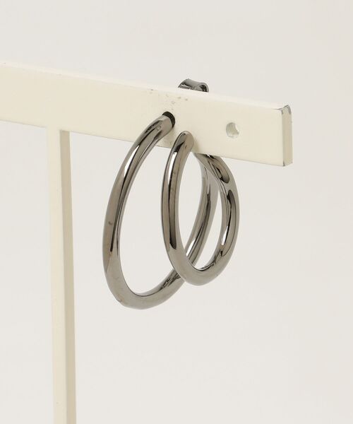 Vivienne Westwood MAN（ヴィヴィアンウエストウッドマン）の「MAN. RONDA SINGLE EARRING（その他・メンズ・ブラック/シルバー・FREE）」の4枚目の写真
