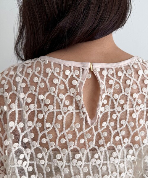 fredy emue（フレディエミュ）の「《セットアップ対応》フォーカスドット刺繍プルオーバー（シャツ/ブラウス・レディース・オフホワイト/ブラック・38）」の13枚目の写真