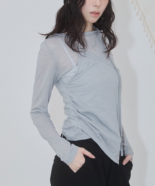 ENVYM(アンビー)の「アシメヘムレイヤードストラップトップス(Tシャツ/カットソー・レディース・ホワイト/チャコールグレー/グレー/サックスブルー・FREE)」の3枚目の写真