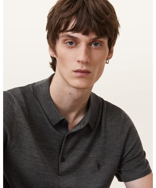ALLSAINTS(オールセインツ)の「MODE MERINO SHORT SLEEVE RAMSKULL POLO SHIRT | モード メリノ 半袖 ラムスカル ポロシャツ(ポロシャツ・メンズ・グレー系その他・S/M/XL/L/XS)」の2枚目の写真