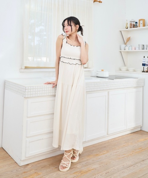 Lallana(ララーナ)の「Gather flare long dress/ギャザーフレアロングワンピース(ワンピース・レディース・ブラック/アイボリー・SMALL/FREE)」の4枚目の写真