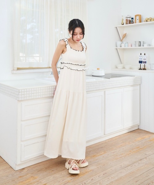 Lallana(ララーナ)の「Gather flare long dress/ギャザーフレアロングワンピース(ワンピース・レディース・ブラック/アイボリー・SMALL/FREE)」の9枚目の写真