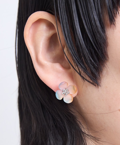 Zoule(ゾーラ)の「Zoule ゾーラ:Soleaシリーズ flare フラワー 花 ピアス(ピアス(両耳用)・レディース・ホワイト/シルバー/ゴールド・FREE)」の2枚目の写真
