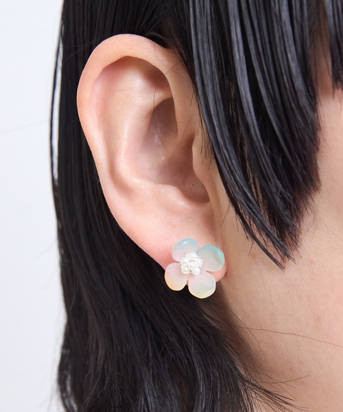 Zoule(ゾーラ)の「Zoule ゾーラ:Soleaシリーズ flare フラワー 花 ピアス(ピアス(両耳用)・レディース・ホワイト/シルバー/ゴールド・FREE)」の6枚目の写真