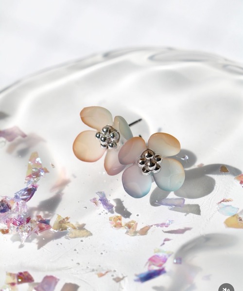 Zoule(ゾーラ)の「Zoule ゾーラ:Soleaシリーズ flare フラワー 花 ピアス(ピアス(両耳用)・レディース・ホワイト/シルバー/ゴールド・FREE)」の7枚目の写真
