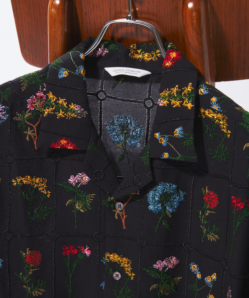 JOURNAL STANDARD(ジャーナルスタンダード)の「フラワー エンブロイダリー 半袖 シャツ(シャツ/ブラウス・メンズ・ブラック/ブルー系その他・LARGE/MEDIUM)」の3枚目の写真