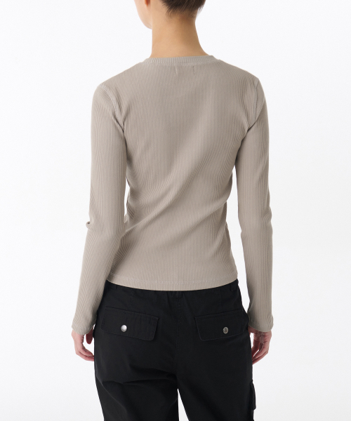 MUSINSA STANDARD WOMAN（ムシンサスタンダードウーマン）の「ウィメンズツートーンリブスリム長袖Tシャツ[ライトベージュ]（Tシャツ/カットソー・レディース・その他・X-SMALL/SMALL/LARGE/MEDIUM）」の3枚目の写真