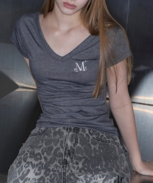 MUCENT（ムセント）の「A'GEM/9 × .kom 『MUCENT/ムセント』YATI SIDE SHIRRING V-NECK HALF TEE/バグースカモロゴクロップ半袖Tシャツ（Tシャツ/カットソー・レディース・ホワイト/ブラック/チャコールグレー/グレー・FREE）」の13枚目の写真